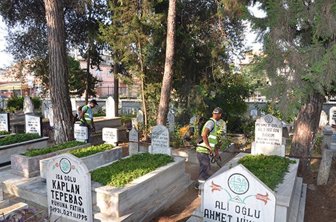 Büyükşehir, Tarsus ve Çamlıyayla’da 64  Kişilik Ekiple Mezarlıkların Bakımı Yapılıyor