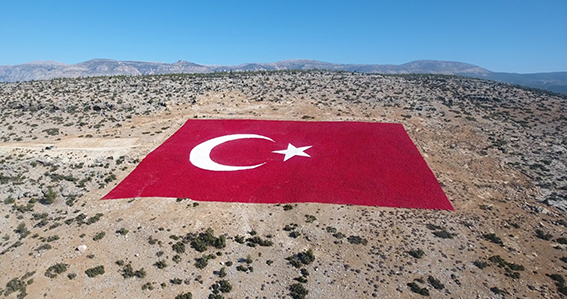22 Dönümlük Araziye İşlenen Dev Türk Bayrağı 20 Günde Boyandı
