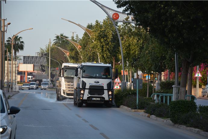 Mersin Büyükşehir ve Tarsus Belediyesi Ekiplerinden Ortak Yıkama Çalışması