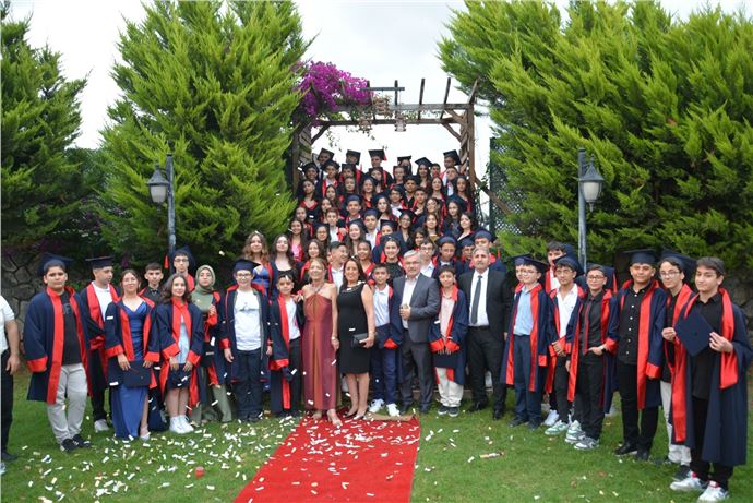 Tarsus Sadık Eliyeşil Ortaokulu’ndan  Şanına Yakışır Mezuniyet Töreni